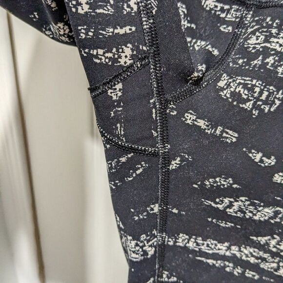 Lululemon | Wunder Under Crop (Hi-Rise) in Graf Black White - Picture 6 of 11